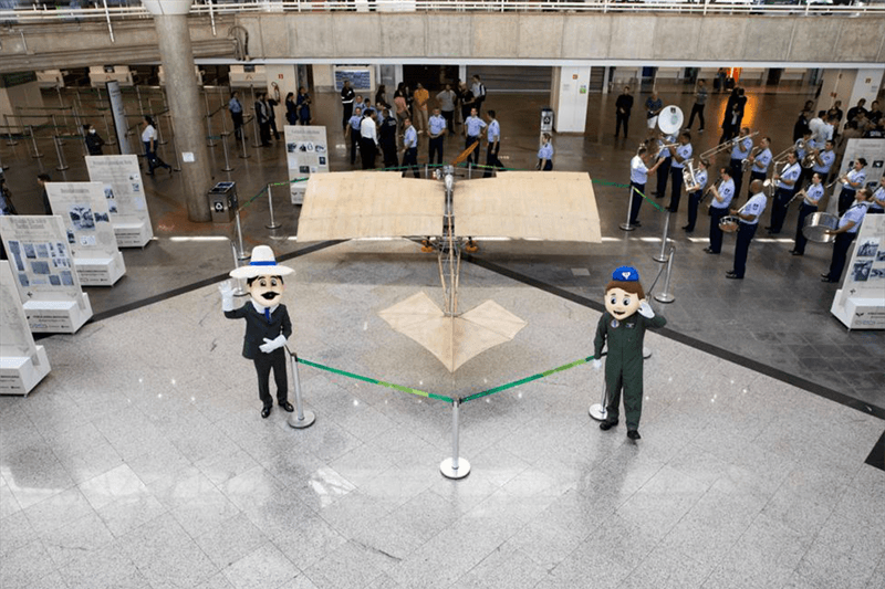 Aeroporto de Brasília recebe exposição em comemoração aos 150 anos de Santos Dumont