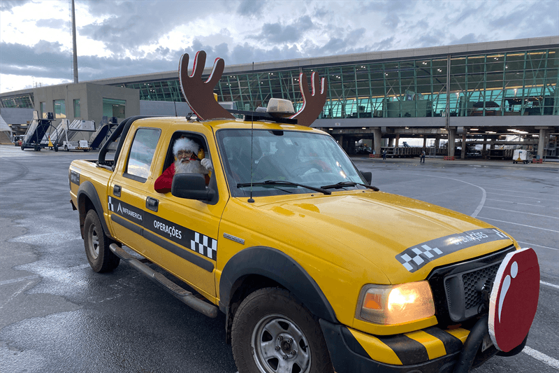 Papai Noel desembarca no Aeroporto de Brasília