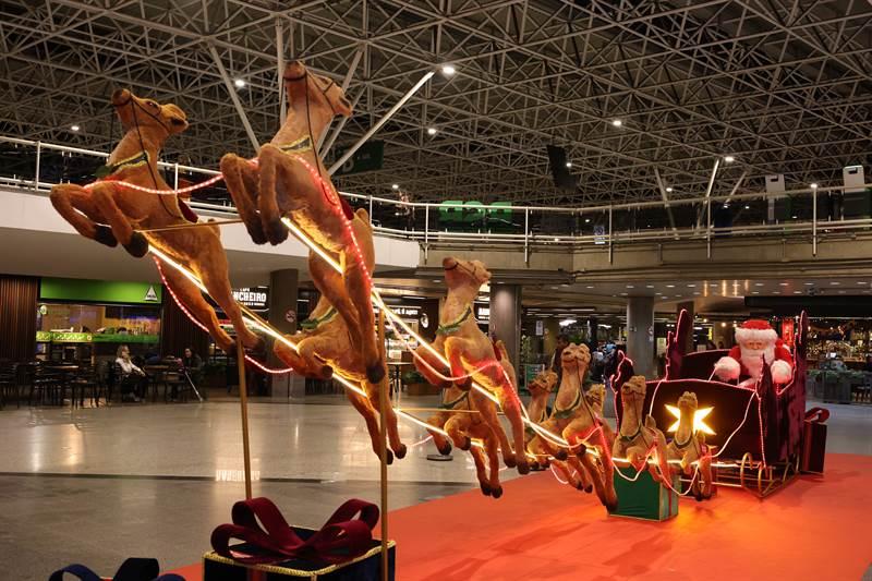 Trenó do Papai Noel pousa no Aeroporto de Brasília para encantar passageiros durante o mês de dezembro