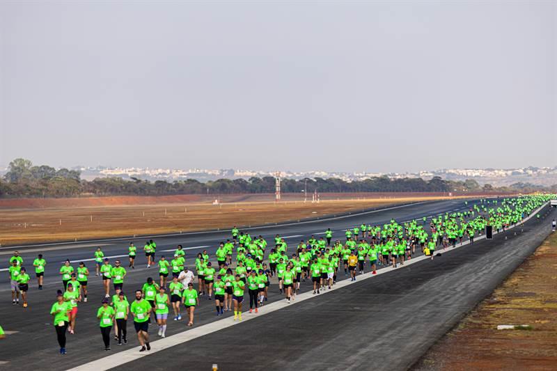 Com sobrevoo de caça da Força Aérea, Flying Run dá a largada para seus 2,5 mil atletas no Aeroporto de Brasília.