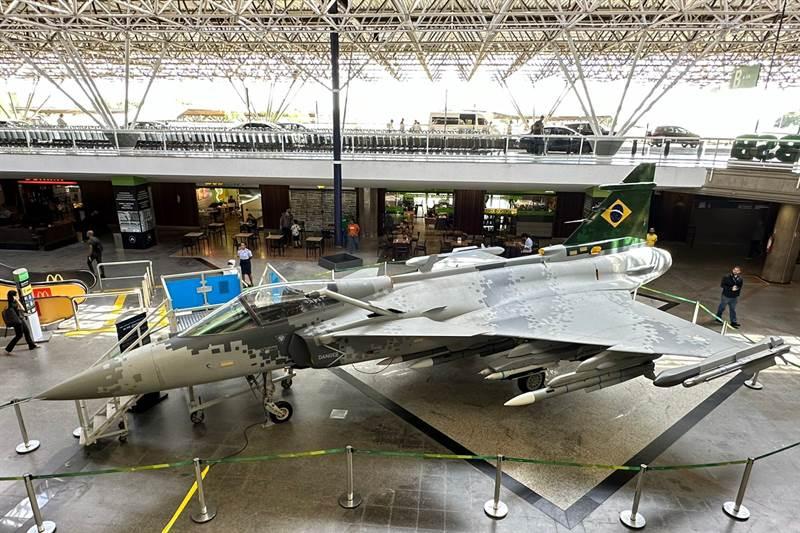 Visite a réplica em tamanho real do caça da Força Aérea Brasileira no Aeroporto de Brasília