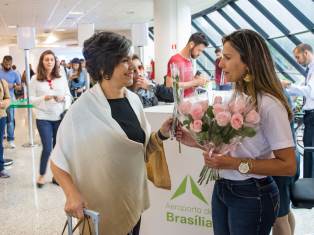 Aeroporto de Brasília e Azul Linhas Aéreas entregam rosas a passageiras no Dia D do combate ao câncer de mama