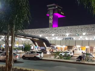 Aeroporto de Brasília se veste de rosa em outubro