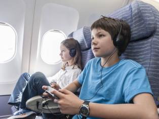 Autorização para menores de 16 anos viajarem desacompanhados dos responsáveis em voos domésticos agora pode ser emitida online